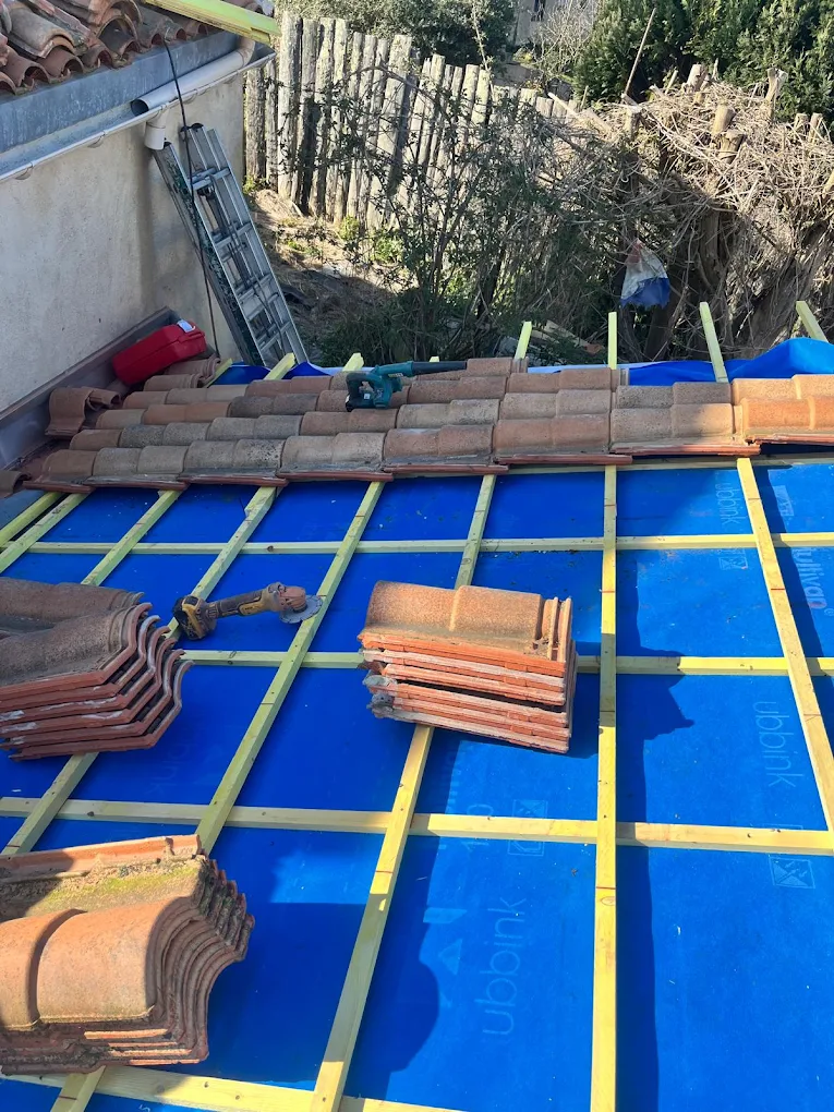 Chantier en cours , pose de tuile à Nantes