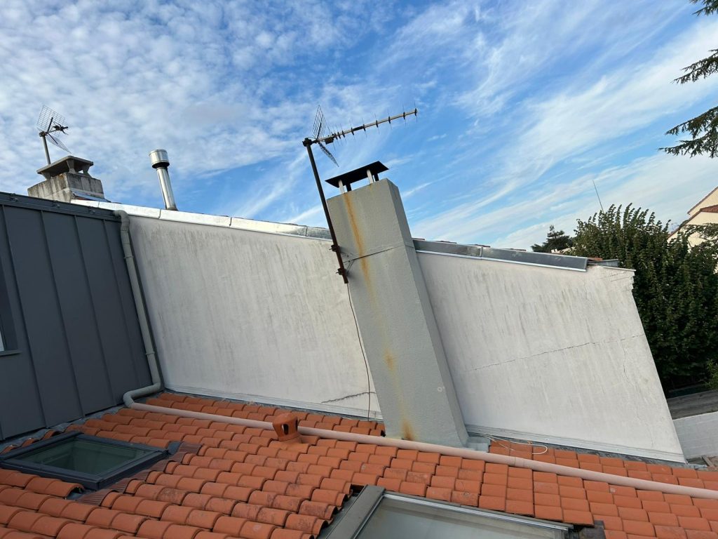 Rives refaites le long des murs enduits