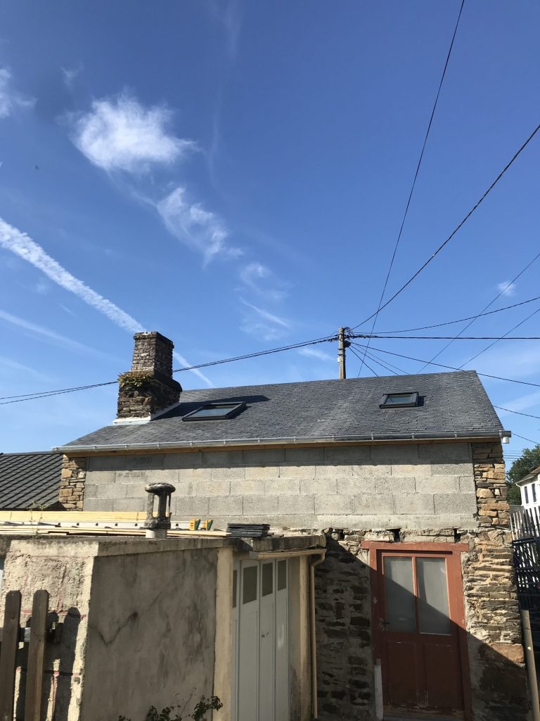 Toiture en ardoise neuve avec deux fenêtres de toit sur une maison à Rezé