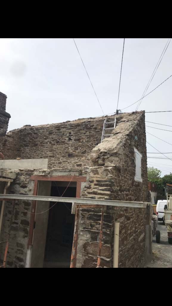 Dépose de l'ancienne couverture sur une maison en pierre à Rezé