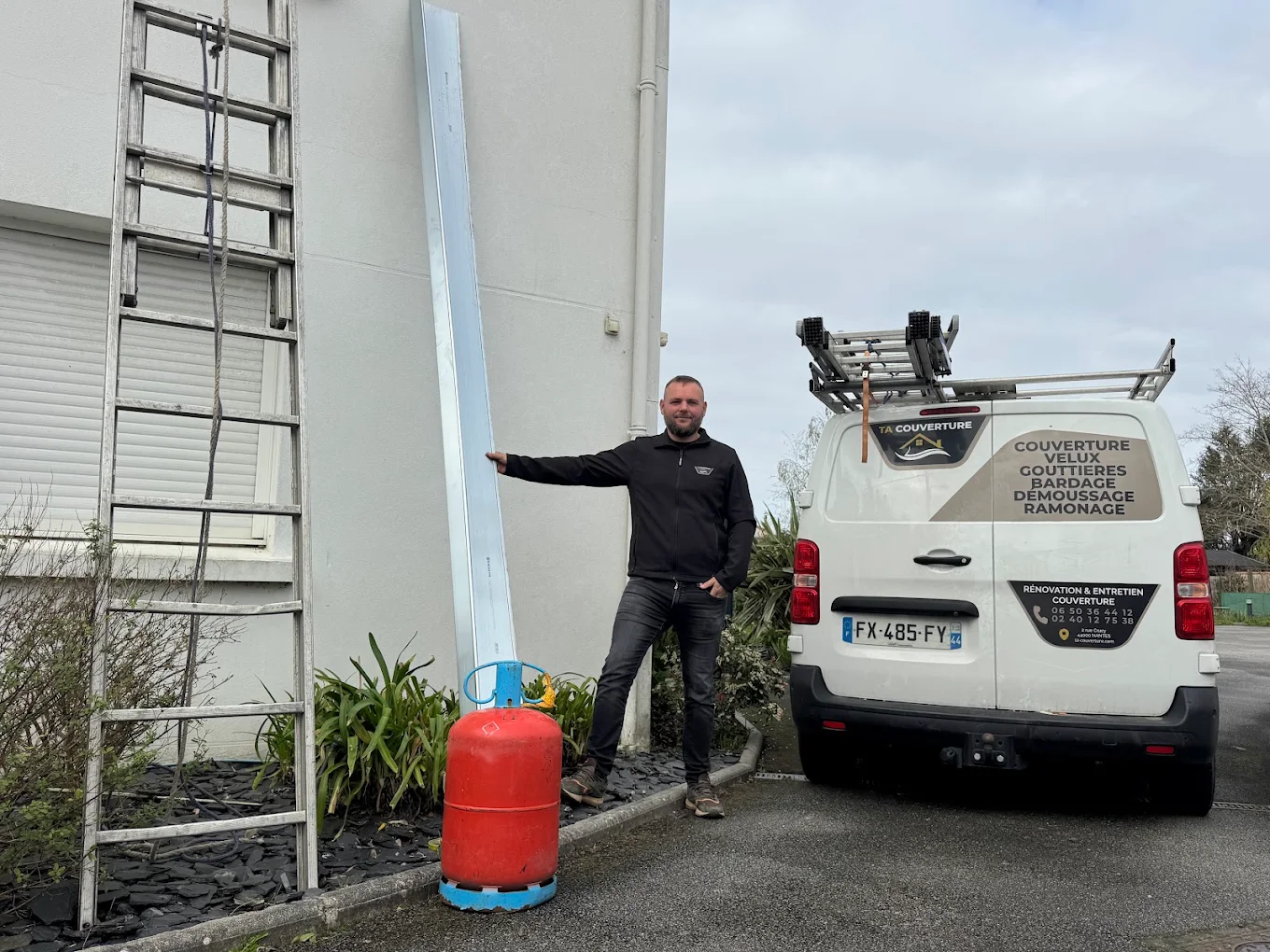 Toiture en ardoise avec fenêtres de toit rénovée par TA-Couverture