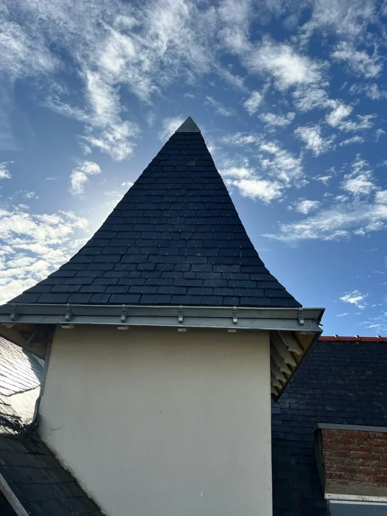 Rénovation de toiture en ardoise et zinguerie d’une tourelle Rue Monfoulon, Nantes 44000